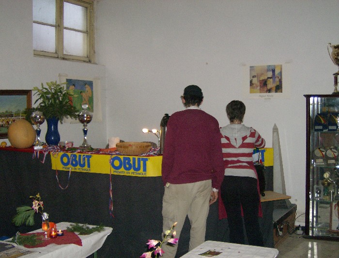 Andrea Alpen und Lorenz Kleiber bereiten das Buffet vor